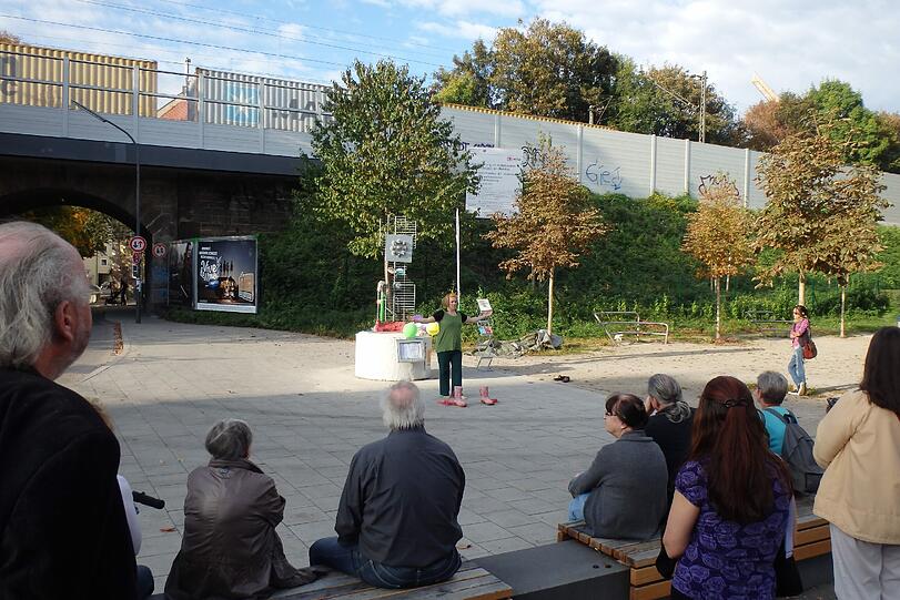 Noch ein wenig trist, aber bald bunt: Die Lärmschutzwand am Hans-Mielich-Platz.