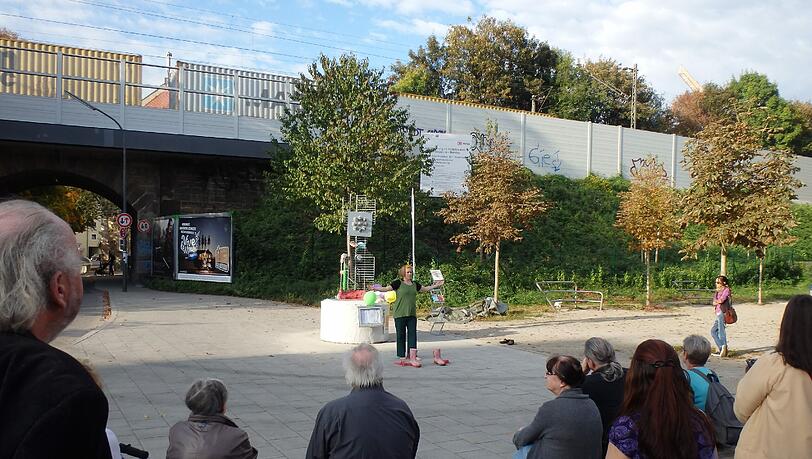 Noch ein wenig trist, aber bald bunt: Die Lärmschutzwand am Hans-Mielich-Platz. Noch ein wenig trist, aber bald bunt: Die Lärmschutzwand am Hans-Mielich-Platz.