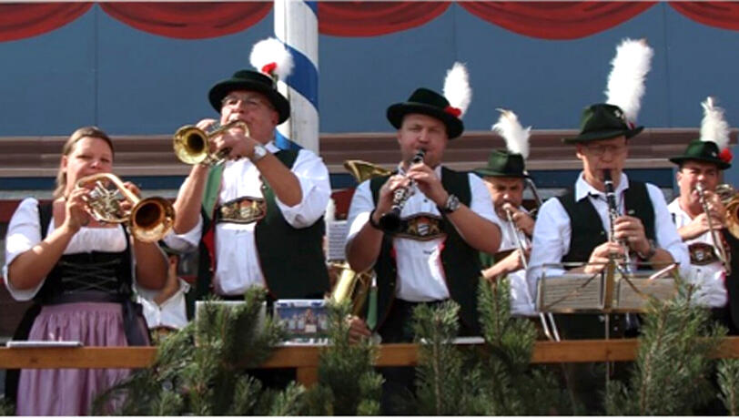 Zünftig geht es zu bei der Hofbräu-Dult in Riem.