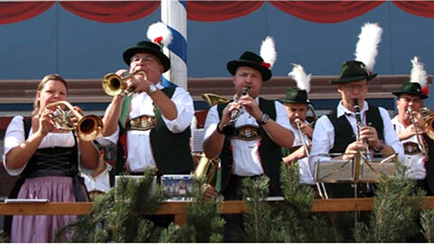 Zünftig geht es zu bei der Hofbräu-Dult in Riem.