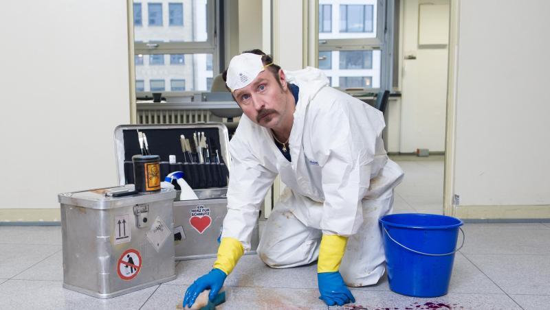 Schauspieler Bjarne Mädel 2013 bei einem Fototermin am Filmset zur Serie "Der Tatortreiniger". Schauspieler Bjarne Mädel 2013 bei einem Fototermin am Filmset zur Serie "Der Tatortreiniger".