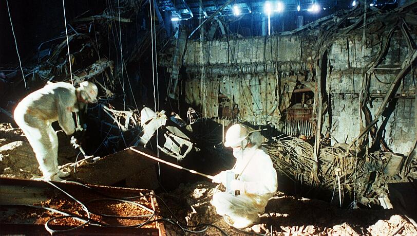 Tödlich: Bergungsarbeiten im geborstenen Reaktor von Tschernobyl. Tödlich: Bergungsarbeiten im geborstenen Reaktor von Tschernobyl.