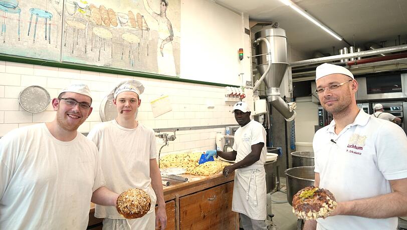 Maximilian (v.l.), Quirin, Sarr sowie Backstubenchef und Bäckermeister Paul Göhler in der zentralen Backstube von Neulinger an der Gotzinger Straße.