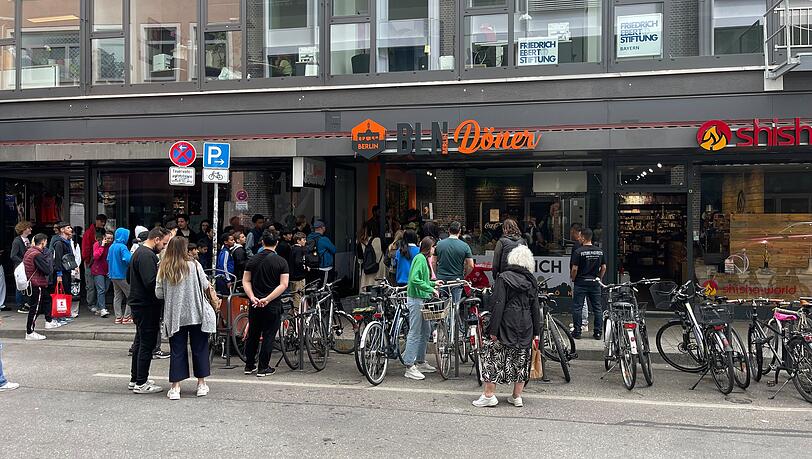BLN Döner hat eine Filiale in München eröffnet. Der Kampfpreis von 1 Cent sorgt für einen lange Menschenschlange am Karlsplatz.