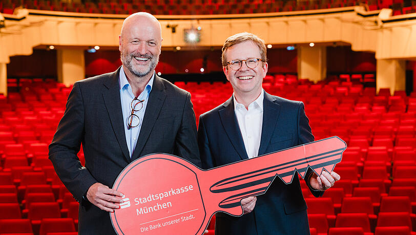 Ralf Fleischer (l.) übergibt symbolisch den Schlüssel zur Stadtsparkasse München an Bernd Hochberger.