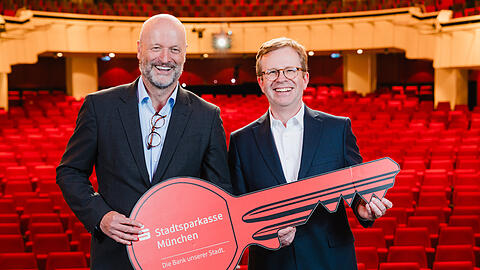 Ralf Fleischer (l.) übergibt symbolisch den Schlüssel zur Stadtsparkasse München an Bernd Hochberger.