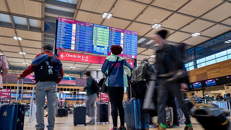 Flugreisende am BER sollten viel Geduld mitbringen. (Archivbild)
