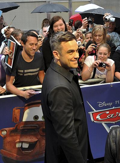 Weltstar im Fan-Gewusel: Robbie Williams verteilte Autogramme vor dem Mathäser-Kino.