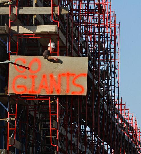 "Go Giants!" Auch ein Konstruktionsarbeiter feuert das New Yorker Football-Team an.