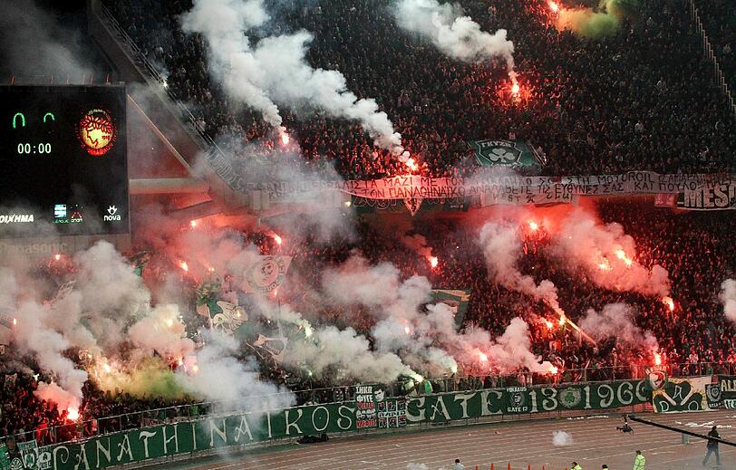 Schwere Aussreitungen in Athen: Im Duell zwischen Panathinaikos und Olympiakos geriet der Fußball zur Nebensache. Chaoten ließen es im Athener Stadion brennen, es gab viele Verletzte. Das Spiel wurde abgebrochen. Die Bilder