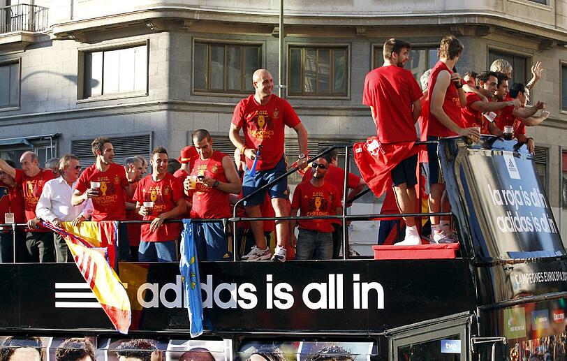 Der Europameister ist zurück in der Heimat - die besten Bilder der Ankunft von Casillas, Iniesta und Co. in Madrid.