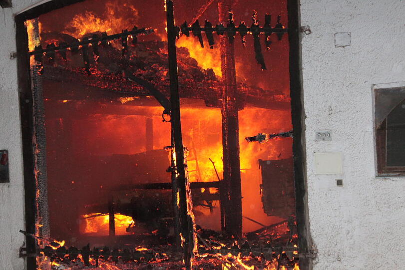 Feuerwehreinsatz in der Nacht zum Dienstag in Heldenstein: Ein Blitzschlag hat das Anwesen in Brand gesetzt. Es entstand ein Schaden in Höhe von einer halben Million Euro. Die Bilder vom Einsatz...