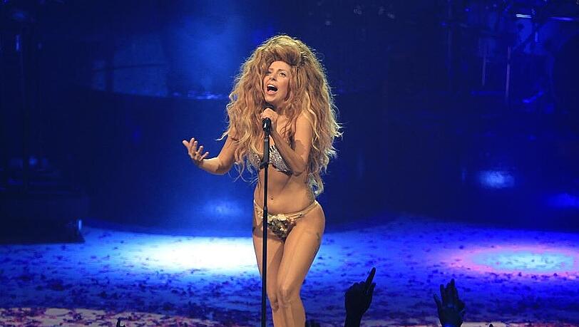 Zuviel unterwegs? Lady Gaga bei ihrem Auftritt auf dem Londoner iTunes-Festival Zuviel unterwegs? Lady Gaga bei ihrem Auftritt auf dem Londoner iTunes-Festival