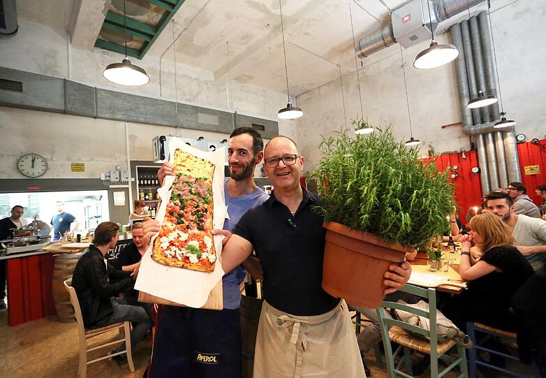Andrea Tavella (links) und Enzo di Luca mit einem Meter Pizza.