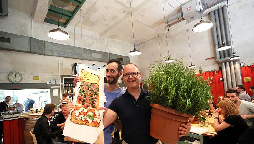 Andrea Tavella (links) und Enzo di Luca mit einem Meter Pizza.