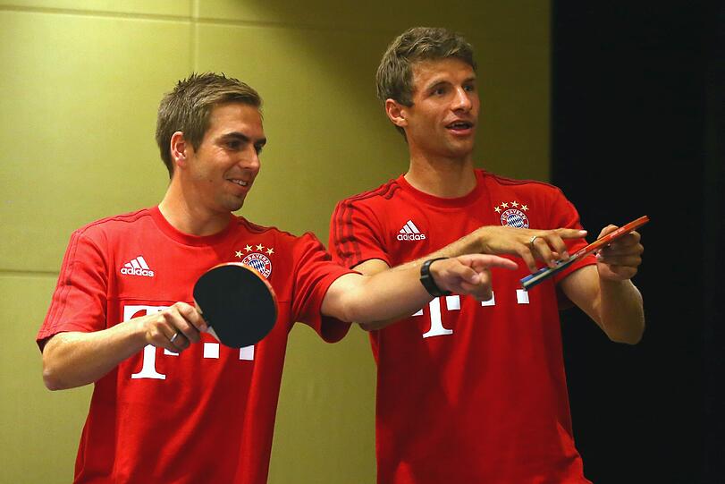 Thomas Müller und Philipp Lahm haben Spaß beim Tischtennis. Die Bilder!