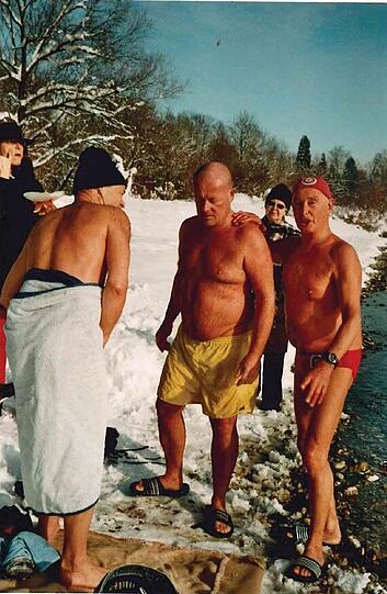 1. Januar 2015: Bei Schnee trauten sich einige Mutige zum Anschwimmen in die Isar.