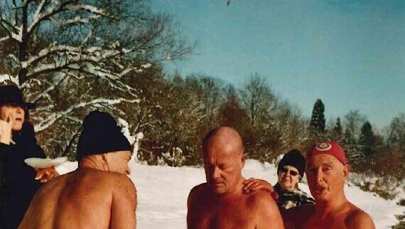 1. Januar 2015: Bei Schnee trauten sich einige Mutige zum Anschwimmen in die Isar. 1. Januar 2015: Bei Schnee trauten sich einige Mutige zum Anschwimmen in die Isar.