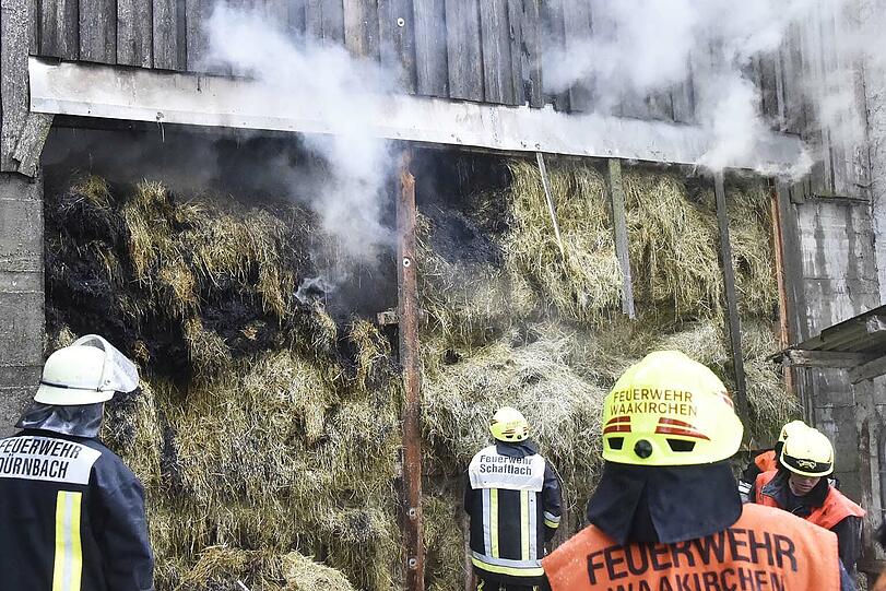 Die Feuerwehr konnte verhindern, dass sich das Feuer auf die danebenliegenden Gebäude ausbreitet. Die Bilder vom Einsatz.