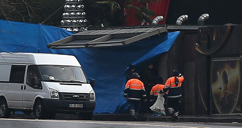Türkische Polizisten sind am 01.01.2016 vor einem Nachtclub in Istanbul zu sehen. In dem Club sind in der Silvesternacht mindestens 39 Menschen getötet worden.