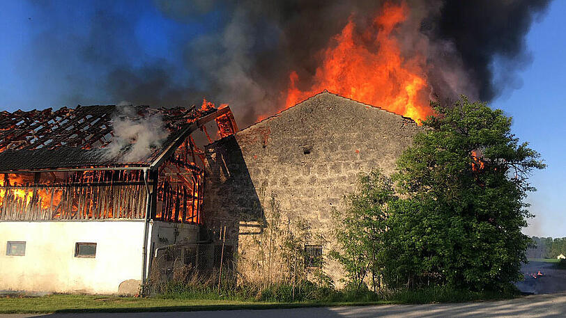 In Polling im Landkreis Weilheim-Schongau hat ein Feuer eine große Schneune zerstört. Die Bilder vom Brand.