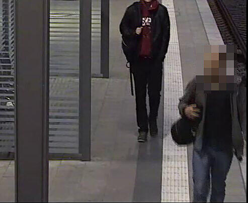 In Nymphenburg hatte dieser Mann einen Supermarkt mit einem Messer überfallen. Die Fahndungsfotos