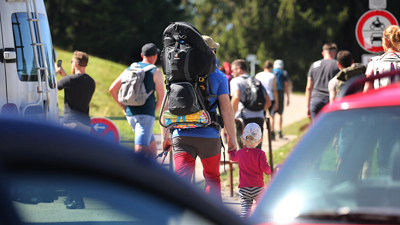 Volle Parkplätze, überlaufene Straßen und Wege - viel mehr Menschen machen wegen Corona Urlaub in Bayern.