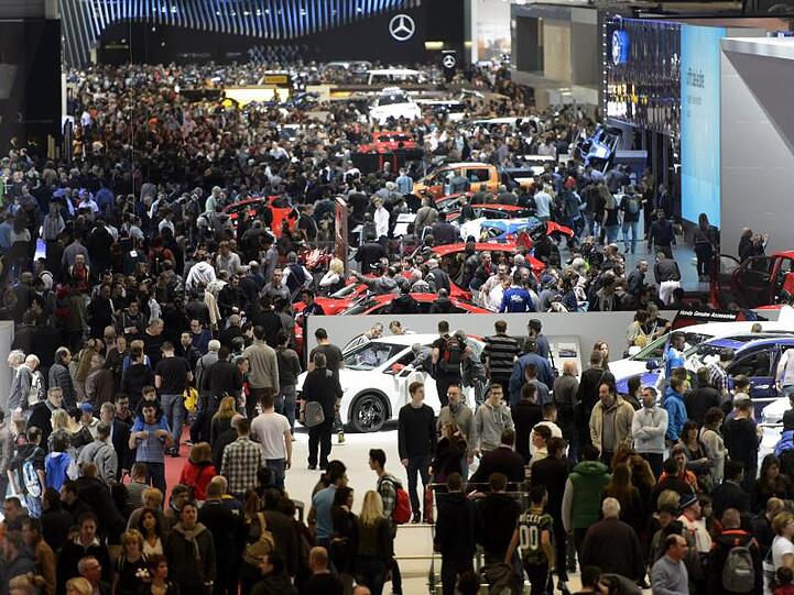 Volles Haus beim Genfer Autosalon im Jahr 2015. Die Schweiz untersagt alle Großveranstaltungen mit mehr als 1000 Menschen.
