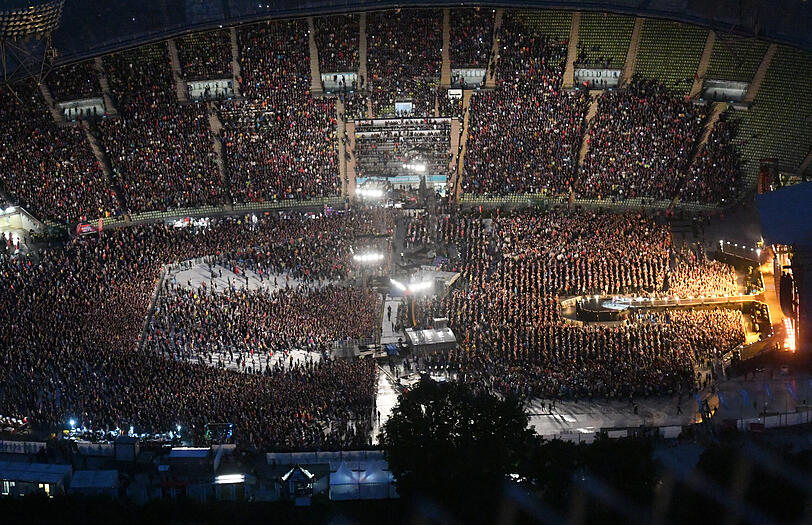 Die britischen Band "The Rolling Stones" spielt im Olympiastadion bei einem Konzert im Rahmen ihrer "Sixty"-Europatour auf der Bühne.