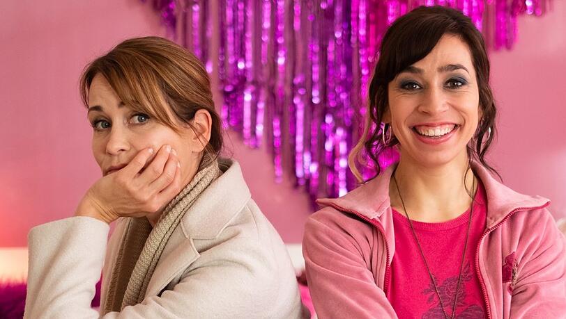 "Dreiraumwohnung": Bei der Wohnzimmer-Deko kommt die beigefreudige Konstanze (Anja Kling, l.) mit der pinkliebenden Jackie (Carol Schuler) an ihre Grenzen.