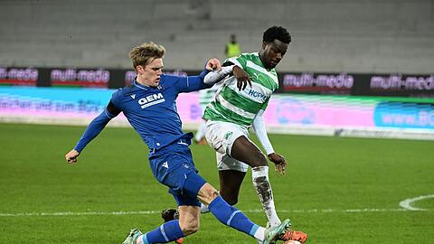 Der Karlsruher Mikkel Kaufmann (l) und der Greuther Fürther Gideon Jung kämpfen um den Ball.