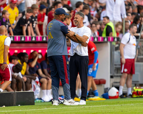 Wiedersehen in der Liga: Bayern-Trainer Vincent Kompany (l.) mit Leipzig-Coach und Ex-Bayer Martin Demichelis beim Testspiel Mitte August in der Allianz Arena. Wiedersehen in der Liga: Bayern-Trainer Vincent Kompany (l.) mit Leipzig-Coach und Ex-Bayer Martin Demichelis beim Testspiel Mitte August in der Allianz Arena.