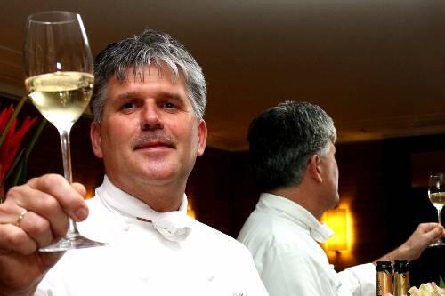 Ein Gläschen Champagner auf den zweiten Stern: Küchenchef Diethard Urbansky vom Dallmayr-Restaurant.