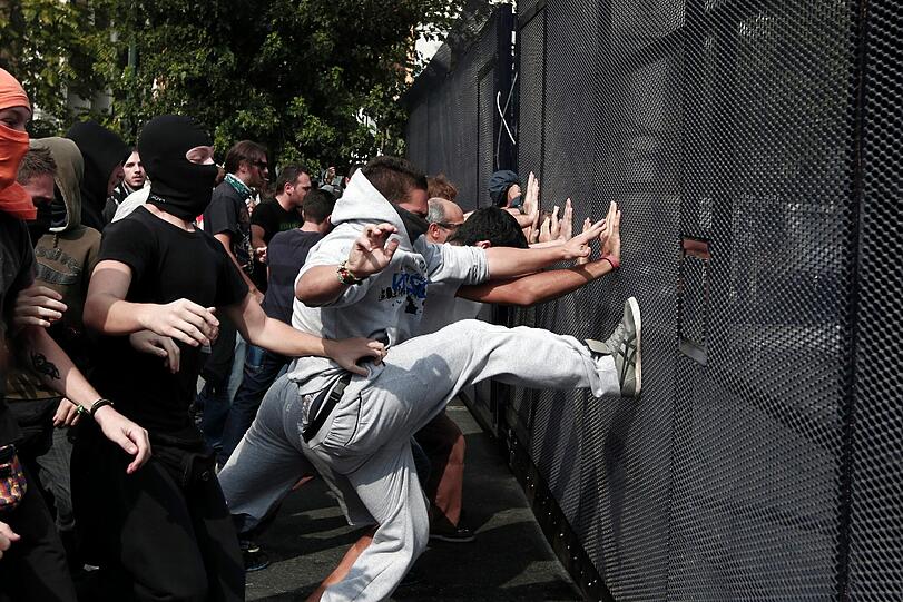 Etwa 50.000 Demonstranten vor dem Athener Parlament haben am Dienstag beim Besuch von Angela Merkel massiv protestiert - die Bilder.