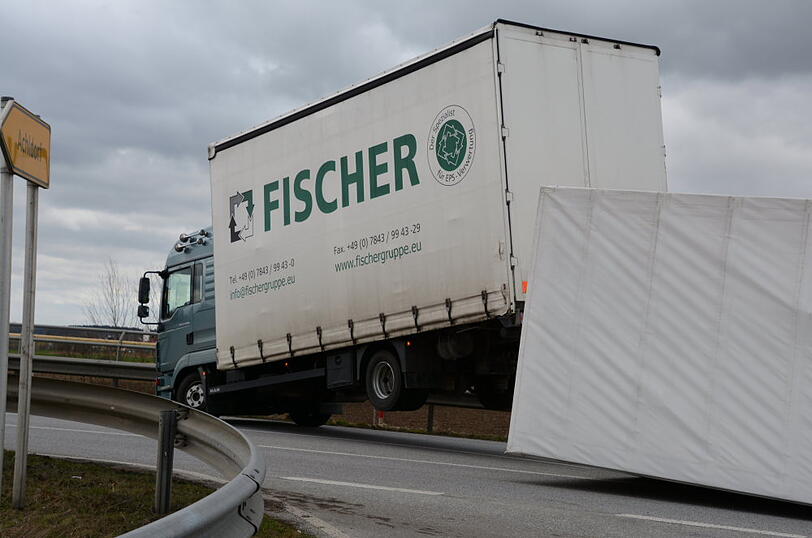 Lkw liegt auf der Seite: Ein mit Styropor beladener Lastwagen ist auf der B299 ungekippt. Sturm "Niklas" hat den Sattelzug umgeworfen.