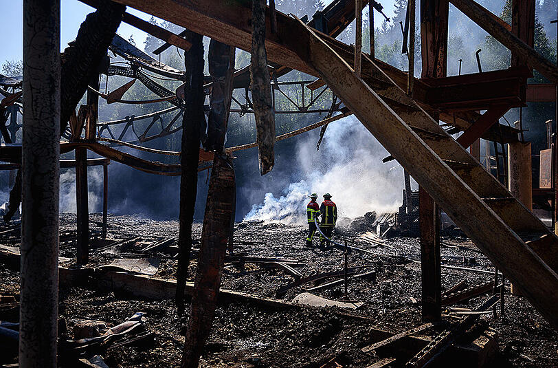 Schier endloser Kampf gegen die Flammen - die Bilder vom Morgen danach: postapokalyptisch. Vom den Sägewerk in Oberfranken blieb nicht viel übrig.