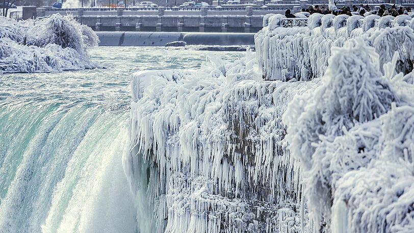 Die Niagarafälle an der Grenze zu Kanada. Das Naturschauspiel ist teilweise eingefroren.