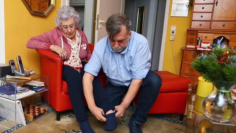 Elik Ohana hilft beim Anziehen. Aber nicht "nur" das. Der Leiter des Pfegediensts "Mosaik des Lebens" sorgt auch für gute Laune.