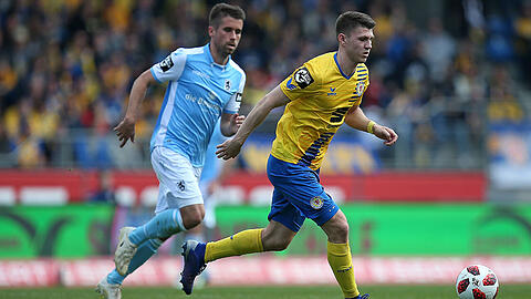 Stefan Lex vom TSV 1860 im Laufduell mit dem Braunschweiger Robin Becker (vorne).