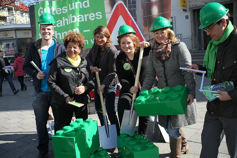 Aktion für bezahlbaren Wohnraum: Carmen Dullinger Oswald (2.v.links) ist Mitglied im Bezirksausschuss. Neben ihr (3.v.links) Claudia Stamm und Stadträtin Anja Berger (5.v.linkls).