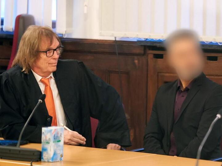 Der 51-jährige Deutsch-Afghane sitzt im Saal des Oberlandesgerichts Koblenz neben seinem Anwalt Ulrich Sommer (l).