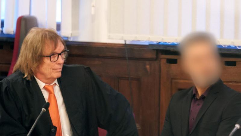Der 51-jährige Deutsch-Afghane sitzt im Saal des Oberlandesgerichts Koblenz neben seinem Anwalt Ulrich Sommer (l). Der 51-jährige Deutsch-Afghane sitzt im Saal des Oberlandesgerichts Koblenz neben seinem Anwalt Ulrich Sommer (l).