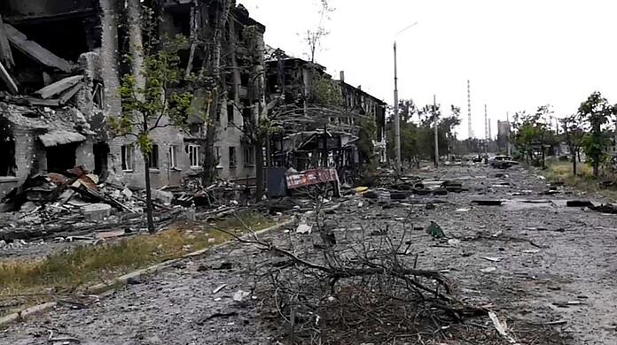 Beschädigte Wohngebäude in Lyssytschansk in der Region Luhansk in der Ukraine. Russische russische Streitkräfte haben die Stadt und ihre Umgebung in einem umfassenden Versuch, die letzte Widerstandshochburg dort einzunehmen, unter Beschuss genommen.