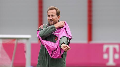 Harry Kane befindet sich in dieser Saison in absoluter Top-Form. Die Bayern um Sportvorstand Eberl würden gerne mit dem Engländer verlängern, auch der 32-Jährige kann sich einen Verbleib in München gut vorstellen.