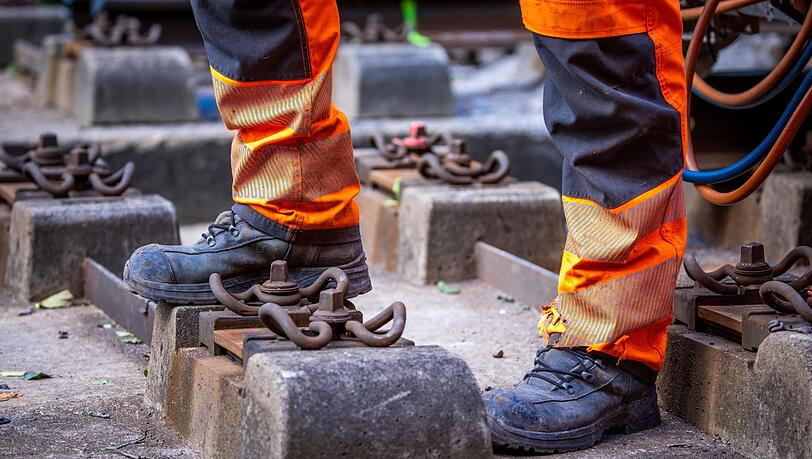 Die Arbeiter waren laut Polizei mit Gleisarbeiten in der Oberpfalz beschäftigt. (Symbolbild) Die Arbeiter waren laut Polizei mit Gleisarbeiten in der Oberpfalz beschäftigt. (Symbolbild)