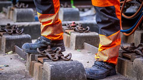 Die Arbeiter waren laut Polizei mit Gleisarbeiten in der Oberpfalz besch&auml;ftigt. (Symbolbild)