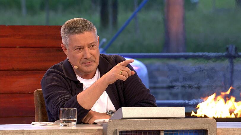 Es wird nicht besser, im Gegenteil: Joachim Llambi nennt Köppens Teller eine "Frechheit" und raunzt: "Das ist doch Mist!" Er gibt nur einen einzigen Punkt. Es wird nicht besser, im Gegenteil: Joachim Llambi nennt Köppens Teller eine "Frechheit" und raunzt: "Das ist doch Mist!" Er gibt nur einen einzigen Punkt.