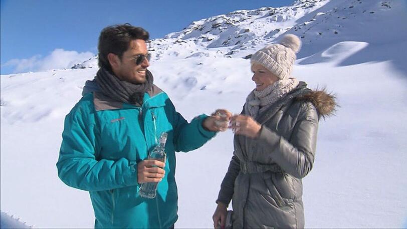 Jetzt knutscht der Bachelor mit allen: "Jan" geht mit Mona, Alissa und Melanie auf Tuchfühlung