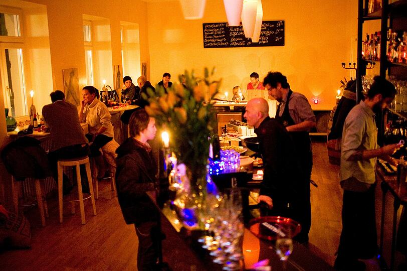 Unweit von seiner Weinhandlung in Haihausen hat Antonio Rovecchio nun auch eine Weinbar aufgemacht, das Mezzanotte in der Kellerstraße.