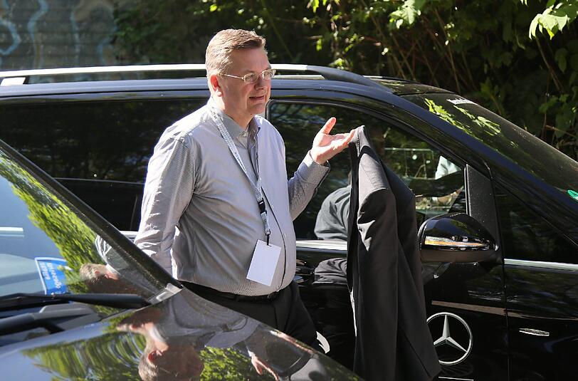 Hoher Besuch in Ascona: DFB-Präsident Reinhard Grindel besucht die Mannschaft im Trainingslager.